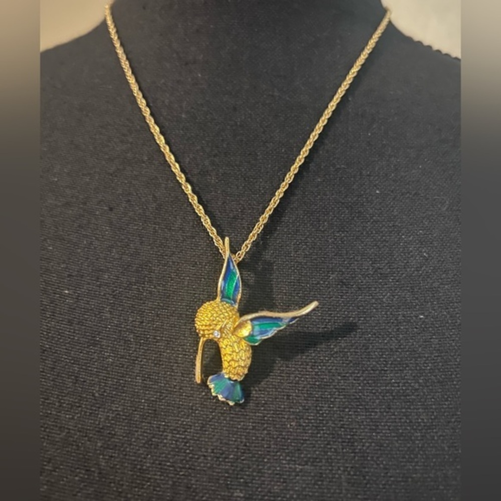 Vintage 1980s Gold Tone Hummingbird Pendant Necklace Enamel Wings & Rhinestones